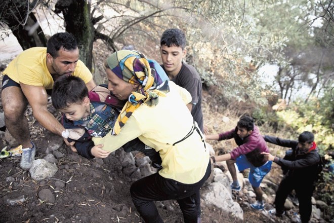 Afganistanski begunci se preko Turčije prebijajo na grški otok Lezbos. Turčija se skuša pospešeno znebiti begunskega bremena...