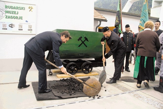 Zagorski župan Matjaž Švagan je prenovljeni muzej odprl po knapovsko, s prekladanjem premoga. 