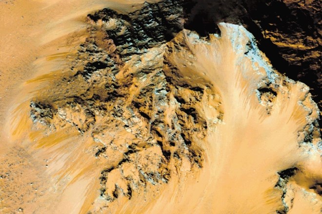 Črte, vidne na kraterju Hale, po navedbah Nase povzroča  pronicajoča slana voda in se na Marsu pojavljajo v toplejših...