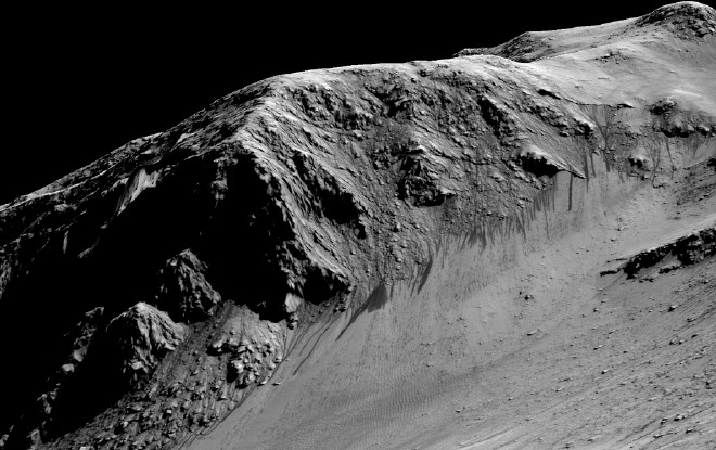 Temne črte, ki jih povzroča slana voda, kot so vidne na posnetku kraterja Horowitz, so široke do pet in dolge tudi več sto...