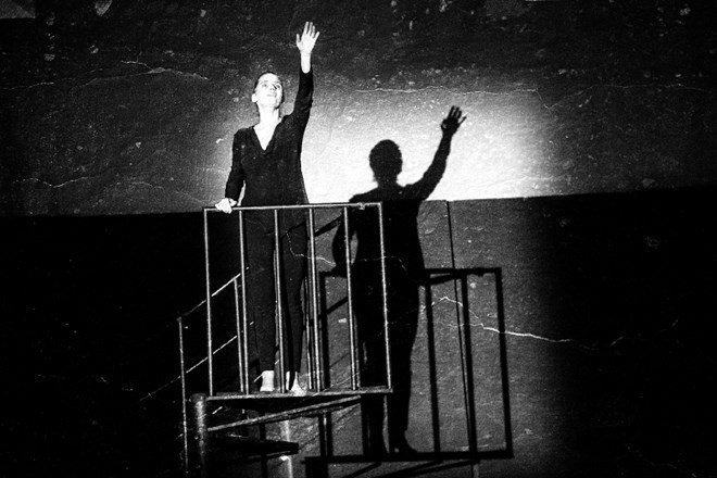 Sopranistka Katja Konvalinka kot Ana Frank v monooperi  Dnevnik Ane Frank skladatelja Grigorija Frida, ki bo jutri premierno...