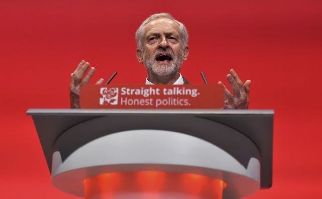 Desnica   Corbyna zasmehuje, a 160.000 novih članov laburistične stranke  jo navdaja s strahom. 