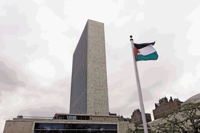 Pred sedežem OZN je včeraj prvič zaplapolala palestinska zastava. 