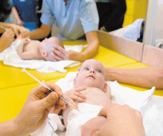V Sloveniji je obvezno cepljenje  proti davici, tetanusu, oslovskemu kašlju, otroški paralizi, okužbam s hemofilusom...