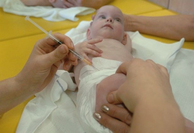 V Sloveniji je obvezno cepljenje  proti davici, tetanusu, oslovskemu kašlju, otroški paralizi, okužbam s hemofilusom...