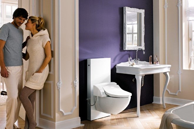 Tehnološki in oblikovalski trendi za varčno, udobno in elegantno kopalnico  