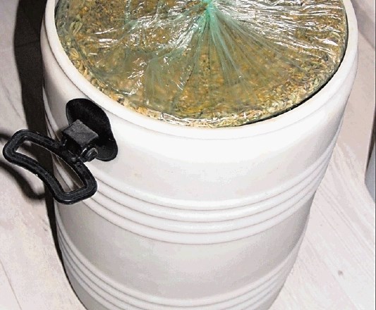 V hišnih preiskavah so gorenjski policisti med drugim zasegli več kot 75 kilogramov sušene konoplje. 