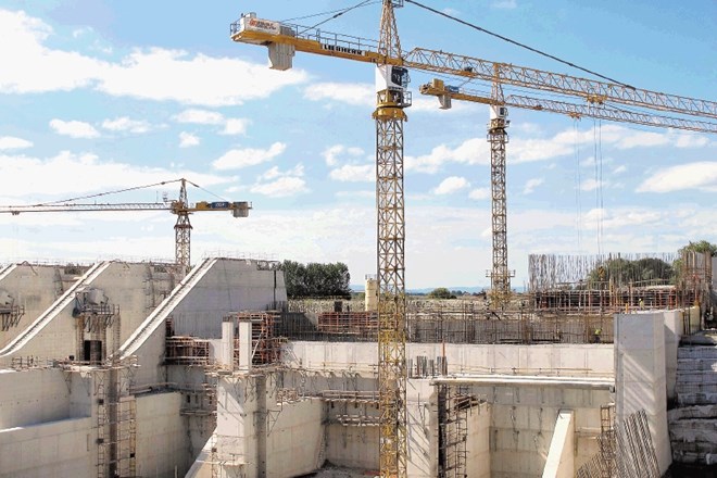 Spodnjesavske elektrarne (na fotografiji gradbišče HE Brežice)  bodo, kot kaže, dokončali s petletno zamudo. 