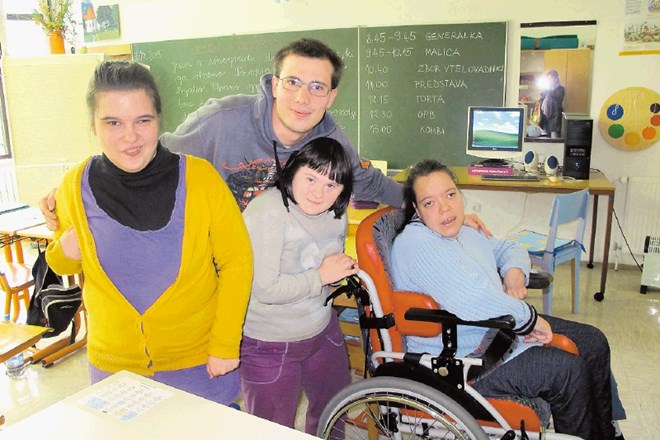 Triindvajsetletna Ema Bobič (prva z leve) pravi, da ima najraje petke. »Takrat imamo čajanko, učiteljice nam pripravijo čaj...