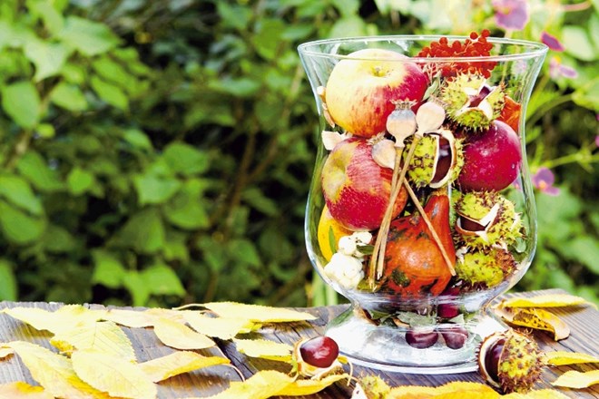 V veliko stekleno vazo lahko shranimo domača jabolka, pečat jeseni pa dodamo s kostanjem in pisanim listom. 