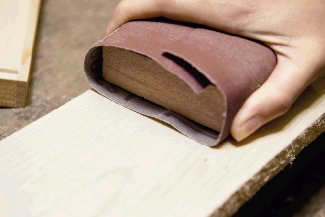 Z brusnim papirjem, ki ga ovijemo okrog držala ali kosa lesa, bomo tudi večje ravne površine obrusili enakomerno.  