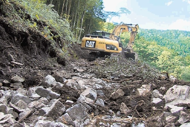 Na zahtevnem terenu v ozki dolini na cesti proti planini Polog se je s hriba usulo več kot 1500 kubičnih metrov materiala. 