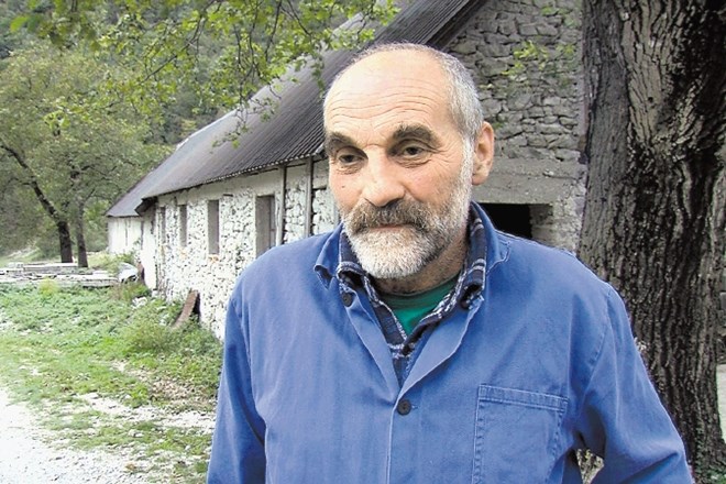 Milan Zalašček, ki edini živi v dolini, se je na popolno zaporo ceste dobro pripravil. 