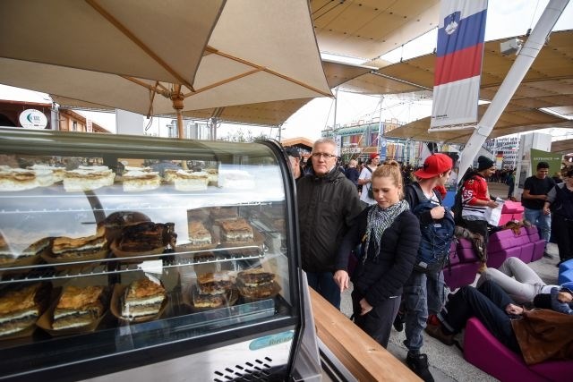 Slovenski paviljon je bil prvi, ki je točilni pult in  hrano ponudil tudi zunaj paviljona na izredno obiskani poti med...
