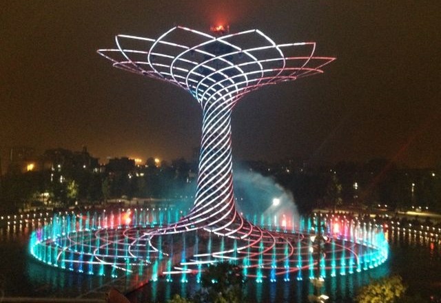 Vsak večer obiskovalce pred paviljon EU vabi glasbeno-svetlobna predstava Tree of Life. (Foto: Tamara Krivec) 