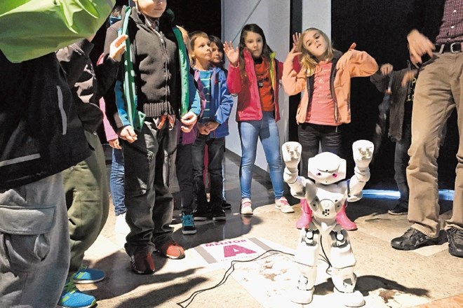 Lani je najmlajše razveseljeval poldrugi meter visok humanoidni robot Asimo, letos pa je njegovo nalogo prevzel njegov še...