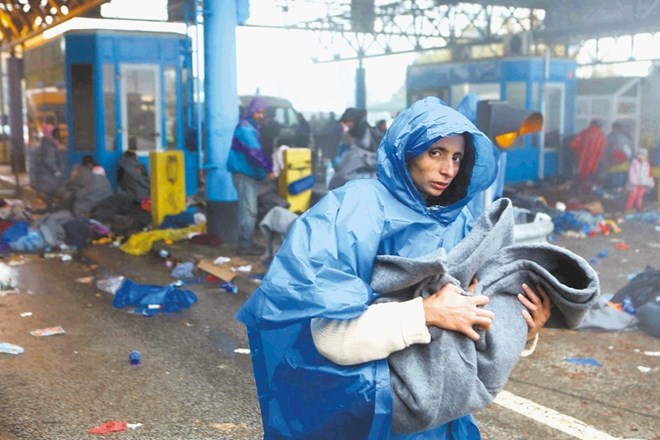 Množica beguncev je bila včeraj prisiljena ves dan čakati v dežju in mrazu, da jo bo Slovenija morda sprejela. Iz vrst...