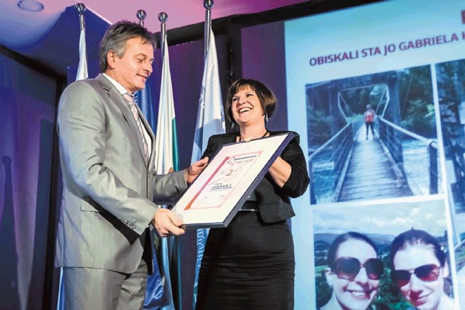 Občina Radovljica in njen župan sta priznanje prejela iz rok Eve Štravs Podlogar. 