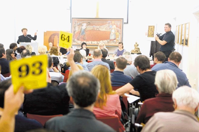 Na dražbi umetnin in starin Plečnikov fotelj prodali za 3800 evrov, Župančičeve Čaše opojnosti ni kupil nihče