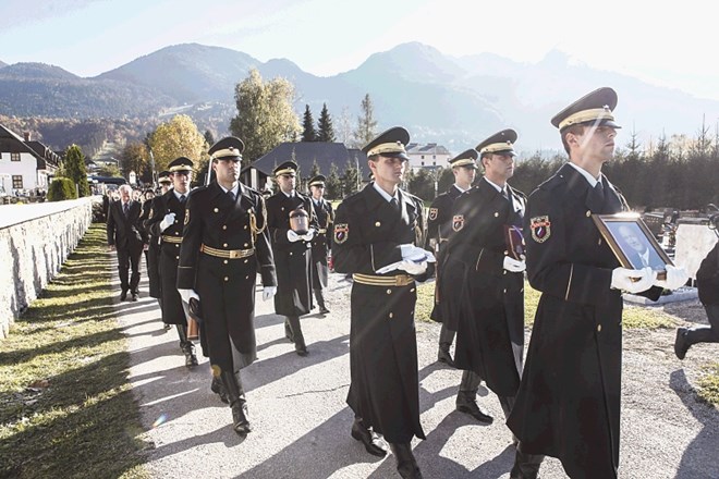 Pogrebna slovesnost  v Bohinjski Bistrici je potekala z vojaškimi častmi in z mašo. 