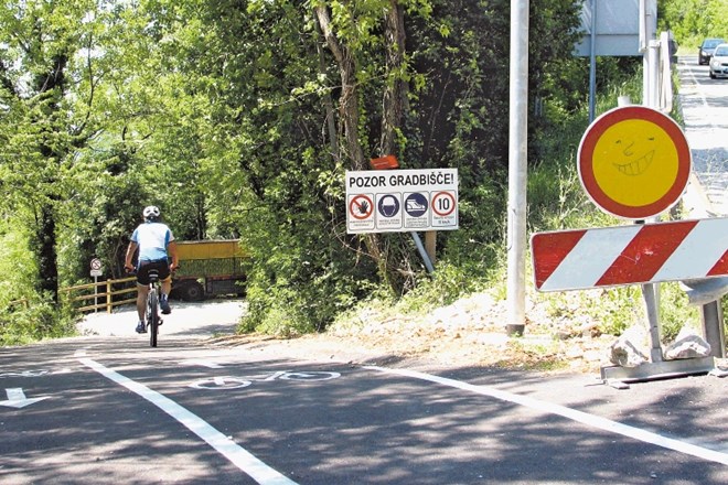 Dokončanje kolesarske poti med Solkanom in Plavami je najprej zavrl plaz, nato pa je julija letos na dokončano cesto padla še...