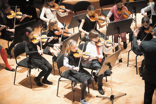 Mali godalni orkester učencev Glasbenega ateljeja Tartini na reviji ljubljanskih glasbenih šol v Slovenski filharmoniji 