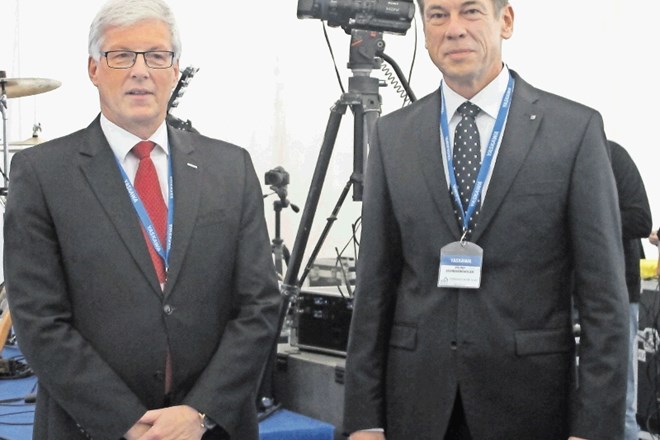 Manfred Stern, predsednik in izvršni direktor Yaskawe Europe in podpredsednik Yaskawe Electric Corporation, (levo) in Bruno...