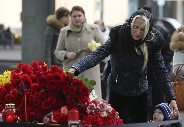 Nekateri prebivalci Sankt Peterburga so medtem polagali vence rož in plišaste igrače na improviziran spomenik na območju za...