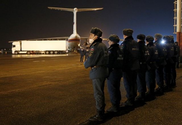 V Sankt Peterburg so danes zjutraj iz Egipta prepeljali trupla 144 žrtev sobotnega strmoglavljena letala. (Foto: Reuters) 