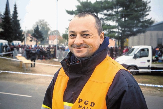 Robert Deržič  poveljnik 3. požarnega sektorja gasilske zveze Brežice  Nasproti vhoda v begunsko taborišče v Dobovi, na...