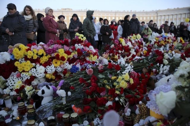 V Sankt Peterburgu še vedno množično žalujejo za 224 žrtvami sobotnega strmoglavljenja letala. (Foto: Reuters) 