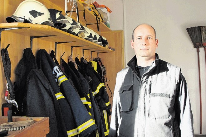 »Vse, kar nam je ostalo, so te obleke in čelade,« pravi poveljnik kriških gasilcev Peter Špelko. Ukradeno vozilo renault...