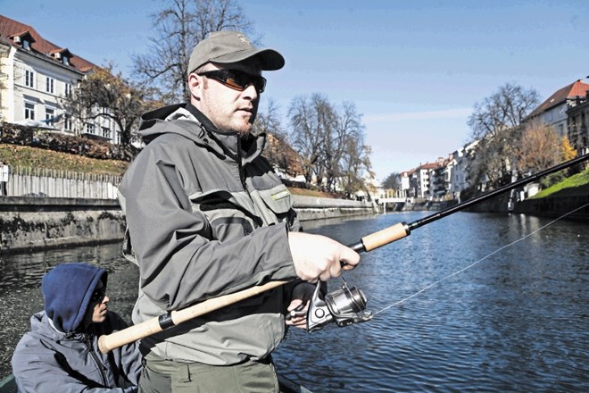 Ribiči so včeraj na Ljubljanici lahko ribarili tudi v samem mestnem jedru, vse do vodnih zapornic pri Ambroževem trgu. 