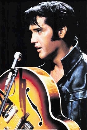 Elvis Presley je bil visok   182 centimetrov; toliko centimetrov  je med estradniki prej izjema kot pravilo. 