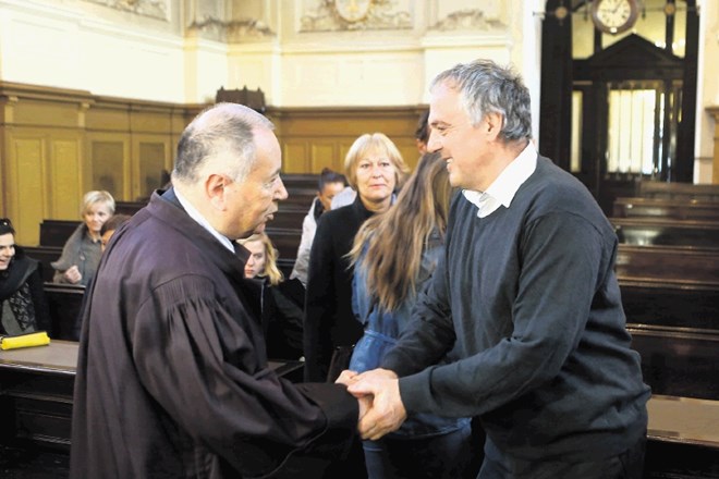 Milko Novič se je ob prihodu na sodišče rokoval s svojim zagovornikom Jožetom Hribernikom. 