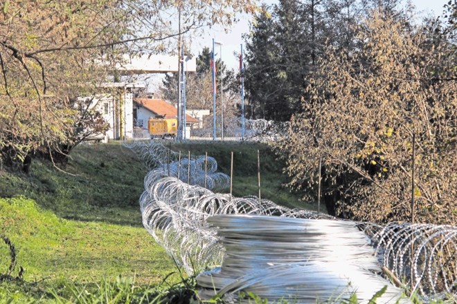 Pogled na ograjo pri meddržavnem mejnem prehodu v Slovenski vasi, ki po prikazu na spletnem portalu geoprostor poteka po...