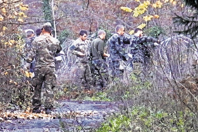 Vojaki so bodečo ograjo včeraj postavljali tik ob mejnem potoku Bregana. 