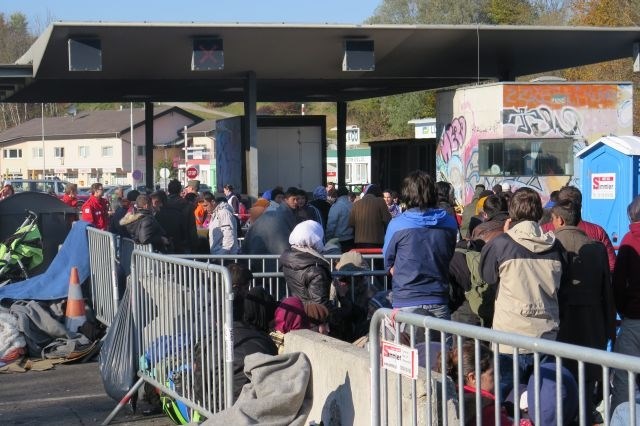 Begunci in migranti na mejnem prehodu z Avstrijo, 2. november 2015. (Foto: Andreja Seršen Dobaj/STA) 