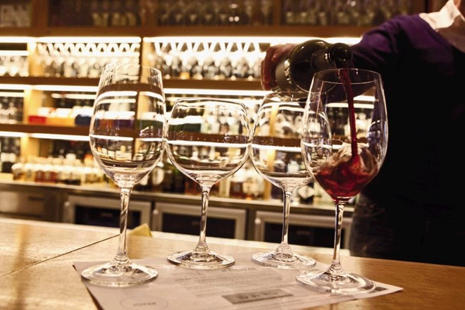 Po lanskoletni slabi letini si pridelovalci vina letos manejo roke