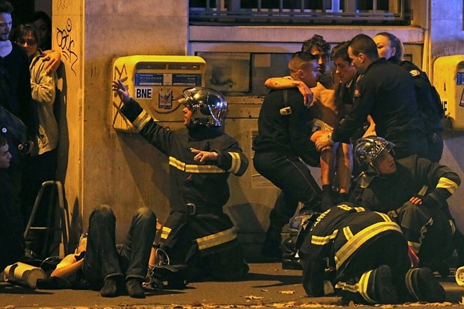 Oskrbovanje žrtev terorističnega napada pred dvorano Bataclan.  