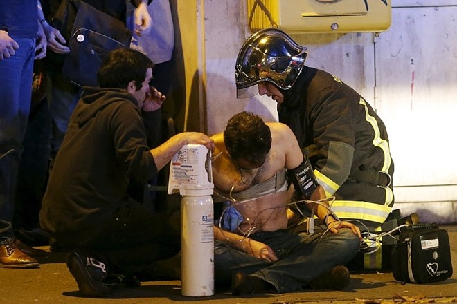 Francija izvedla zračne napade na sedež IS v Siriji; identificirali že štiri napadalce