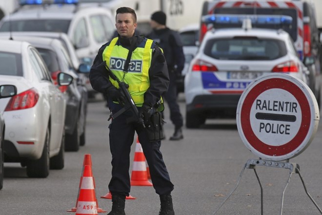 Francija izvedla zračne napade na sedež IS v Siriji; identificirali že štiri napadalce
