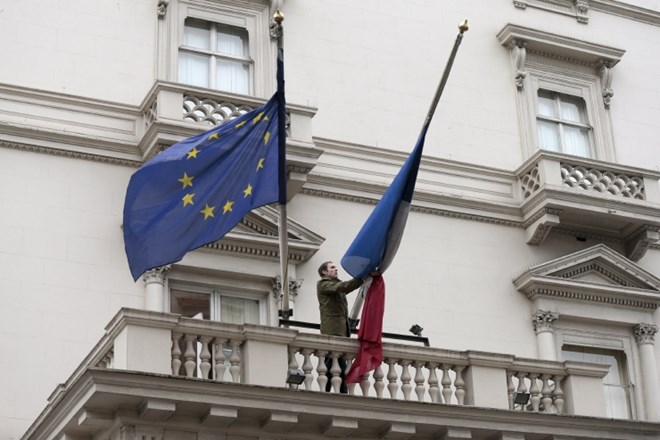 Spuščena zastava na francoskem veleposlaništvu v Londonu.  