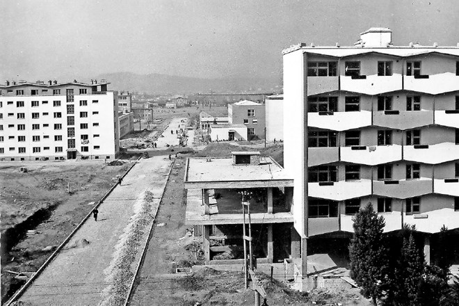 Fotografija Nove Gorice in današnjega Bevkovega trga iz leta 1963. V ospredju znameniti blok, ki se ga še danes drži ime...