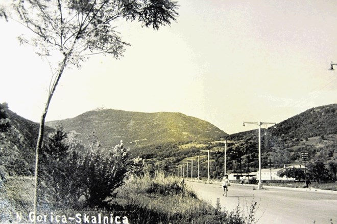 Nova Gorica leta 1957: Kidričeva cesta, ena sama dolga in široka ulica z uličnimi svetilkami posredi, stanovalcev pa še...