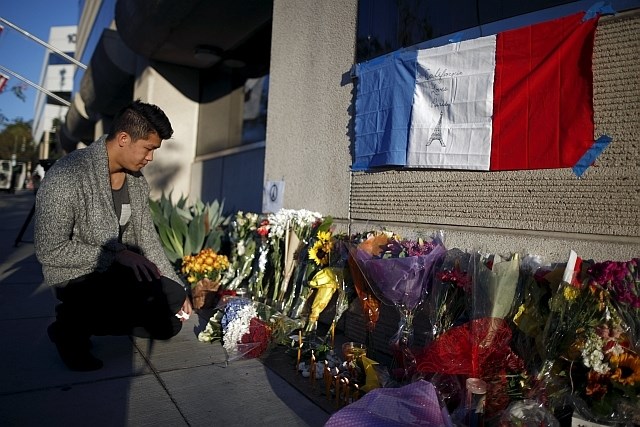 V Franciji j danes dan žalovanja za žrtvami petkovih terorističnih napadov, v katerih je umrlo najmanj 129 ljudi, okoli 352...