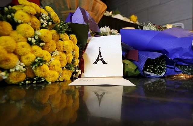 Na Trgu republike v središču Pariza se tudi danes spominjajo žrtev petkovih krvavih terorističnih napadov ter polagajo cvetje...