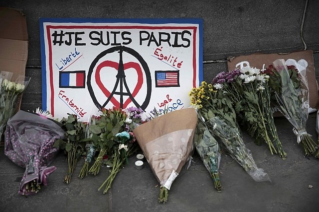 Na Trgu republike v središču Pariza se tudi danes spominjajo žrtev petkovih krvavih terorističnih napadov ter polagajo cvetje...