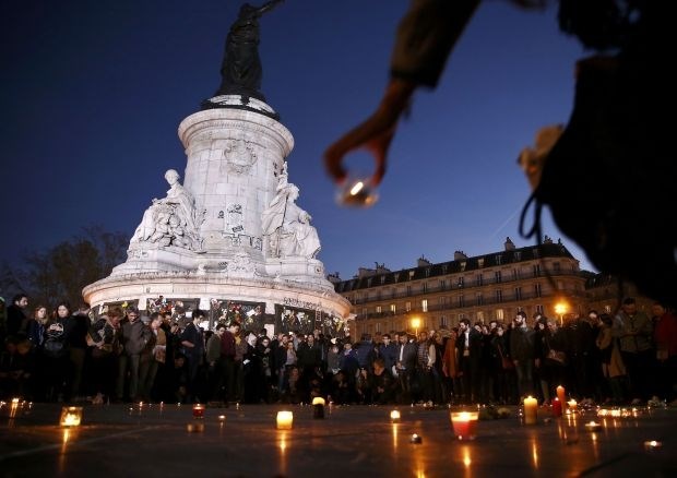 Žalovanje na Place de la République v Parizu.    