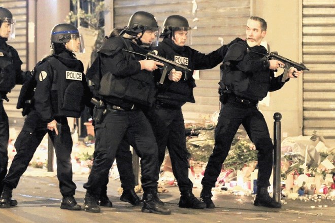 Strah  na pariških ulicah je še vedno navzoč.  Policija je v nedeljo  nekajkrat posredovala, a je šlo za lažne alarme. 